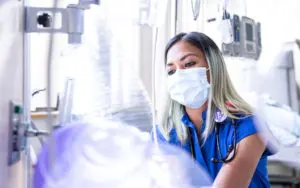 Surgery nurse in a COVID 19 patient room